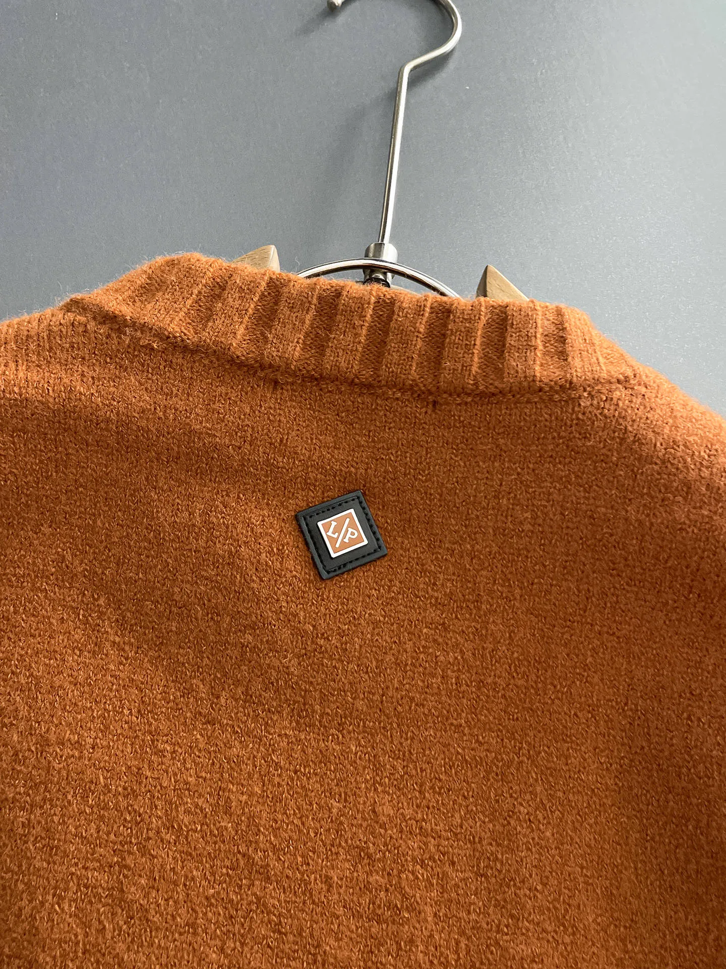 LP's new autumn and winter low-key luxury sweater, a trendy gentleman's round neck Premium sweater. Wool yarn blending. Only double-layer yarn can produce such a premium effect. It is a channel product of a trading company. It is a winter star-level item. It is easy to wear and practical. It is an all-purpose basic Versatile style. The texture is excellent. It is skin-friendly and comfortable without scratching. It is a high-end fashion base layer that is extremely comfortable whether worn alone or layered. It has an excellent texture for close-fitting wear. Demonstrate high-end and invincible fashion! Slim-fitting but not tight, with high elasticity on all sides, it is definitely a very comfortable upper body experience. It is a must-have item for winter wear! The wiring is neat and delicate, the details are exquisite, and the upper body effect is excellent. There is no age limit, and it is the best product on the Internet! Size: S M L